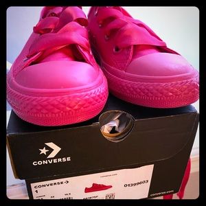 Pink little girls converse size 1. Brand new!